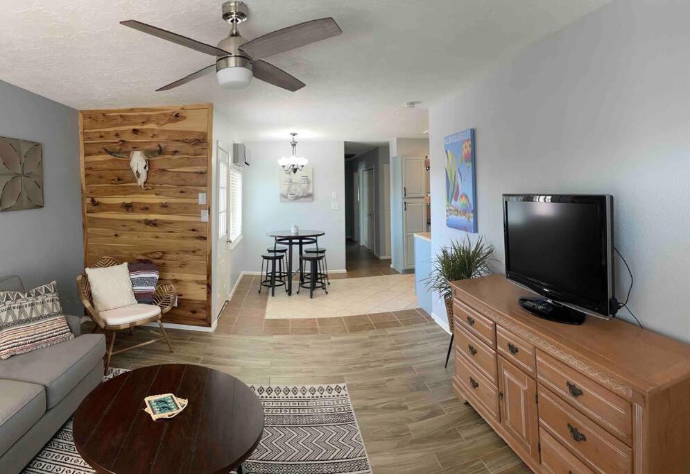 Comfy, Contemporary Quiet Retreat Vacation Home With Views Αλμπουκέρκι Εξωτερικό φωτογραφία